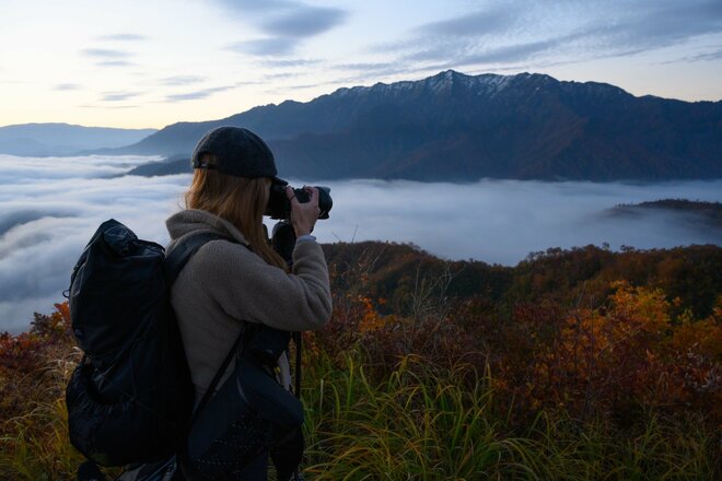 【日本百名山】「この時期だけの絶景！」雪化粧した“越後駒ヶ岳”と素晴らしい紅葉のコントラスト＆圧巻の“枝折峠”の滝雲《新潟県》2023年の画像009