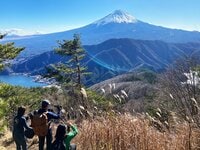 富士山と西湖・河口湖の「絶景」大パノラマ！  意外な穴場「毛無山」とスリル満点「十二ヶ岳」登山レポート