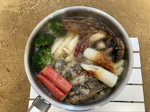 「100均ダイソー缶詰」で作る定番キャンプ飯アヒージョ！  カニカマほか「絶品だった意外すぎる3つの食材」