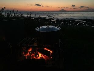 まだまだ寒い「春キャンプ」に最適の地！ 房総＆伊豆「温暖」「絶景」「通年営業」のキャンプ場3選「現地レポ」
