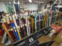 【初級者のためのお買い物ガイド】編集部員がガチで買う！  パウダースキーとゲレンデスキー「二刀流のスキー板」ナマ購入レポート