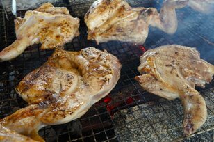 「食べ物メニューは3つだけ」！  知る人ぞ知る北海道の絶品炭火焼チキン！  家族経営「東千歳バーベキュー」の「魔法の白い粉」とは？