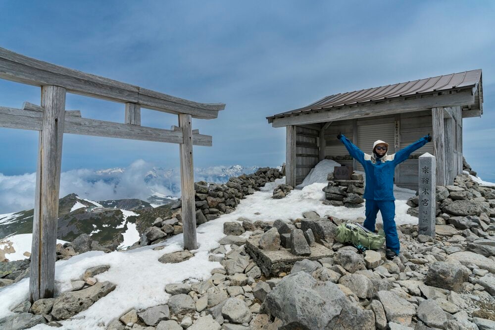 【乗鞍スカイライン開通】一気に標高2,702mの世界へ! 「圧倒的スケールで広がる残雪の百名山・乗鞍岳」 岐阜県、長野県 2025年|スキー ...
