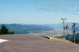 まるで「雲」の上にいるみたい＆「足湯」で “湯っくり” もOKの「絶景テラス」が誕生！  湯沢高原パノラマパーク「kumo cafe」新デッキOPEN