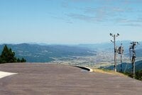 まるで「雲」の上にいるみたい＆「足湯」で “湯っくり” もOKの「絶景テラス」が誕生！  湯沢高原パノラマパーク「kumo cafe」新デッキOPEN
