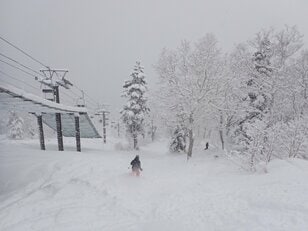 【北海道・スキー＆スノーボード】道内屈指の雪質を誇る「黒岳スキー場」へ！ 層雲峡温泉街からロープウェイで一気に上がった先には極上の雪が待っていた  2022年