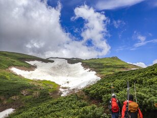 【バックカントリー】「赤岳」の雪渓でサマースキー！ シーズン滑り納めへ 「幻の道路計画・大雪横断道路」北海道・2022年