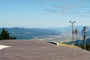 まるで「雲」の上にいるみたい＆「足湯」で “湯っくり” もOKの「絶景テラス」が誕生！  湯沢高原パノラマパーク「kumo cafe」新デッキOPEN