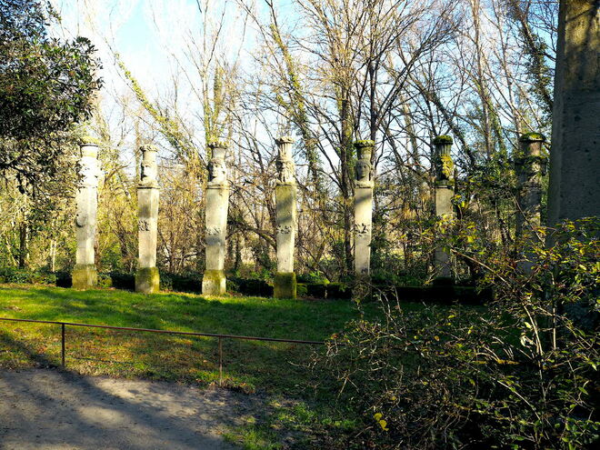 怪物が潜む聖なる森で異世界散策「謎めいた石像たちが示唆するもの」【ブーツの国の街角で vol.42】の画像010