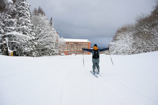 「青森スプリング・スキーリゾート」  新サービス “リゾートガイドツアー” にレジェンド・スノーボーダーと参加！  ハイク不要の “パウダースノー” 堪能レポート！【青森県鯵ヶ沢町】の画像014