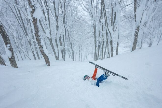 深雪たっぷり！ “いい湯だな～” ディープパウダーを存分に味わう「首まで浸かる雪風呂はいかが！？」 一瞬を切り取るバックカントリーフォトツアーに参戦してみた 【長野県】2026年の画像008