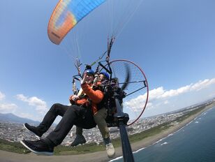 湘南の空に風を受けて飛ぶ！ サザンオールスターズの曲の舞台、茅ヶ崎の海上を “絶景空中散歩”  注目のアクティビティ「モーターパラグライダー」【動画あり】
