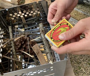 「キャンプで火育」！ 100均『ダイソー』ギア活用で「初マッチ」小学生の「はじめての火おこし」体験・奮闘レポ