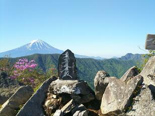 「富士山の絶景」 表情の違いを楽しめる2座を縦走するコース「釈迦ヶ岳」＆「黒岳」登山レポ！  5月中旬からのスズランとツツジ咲く時季がおすすめ