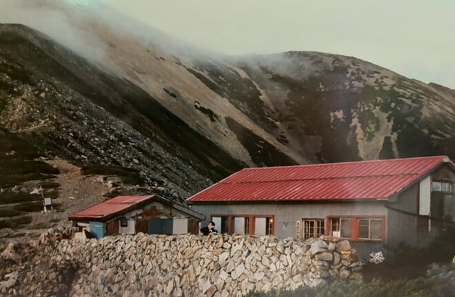 【特集 そこに山小屋を興して】北アルプス山小屋ヒストリー 第15回『薬師岳山荘』 標高2,701mの稜線から望む“山”と“海”の絶景！  家族で切り盛りする「アットホーム」な山小屋  富山県｜2026年の画像003