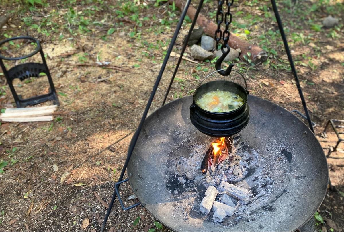 キャンプでもキッチンでも ダッチオーブンで作る 放っておいてもウマい 超絶レシピ 概要 キャンプ ニュース Bravo Mountain