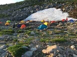 こんな登山者はイヤだ！  混み合う「テント場」快眠の敵「耳ざわり&目ざわり」NG就寝マナー！  夏山シーズン直前「3つの実体験」レポ