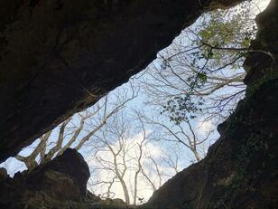 修験道の聖地「神座の窟」からの神秘の絶景！　全体が修行の場だった兵庫県・伊勢山を岩峰ルート縦走で踏破