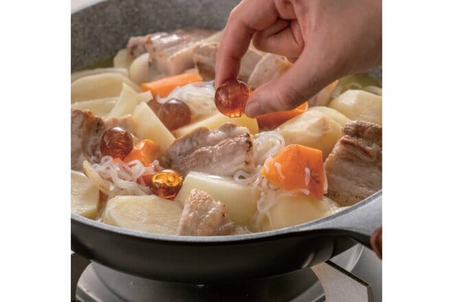 アウトドア飯の調味料に「カンロ飴」をポンッ！  砂糖と水飴、しょうゆ、食塩の「シンプルな原材料」だから使い勝手がいいんです！の画像