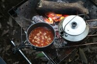 火にかけて「待っている時間」がごちそう缶＆「開けてすぐ」のごちそう缶。“焚き火が似合う” 缶詰3選＜後編＞【缶詰博士の缶たん”CAN”P料理 vol.11】