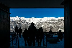 【白馬岩岳マウンテンリゾート】待望のスキー場オープン日！ 「リニューアルされたベースセンターに注目」  “滑る人も滑らない人も” 国際色豊かなゲストたちで賑わう   長野県｜2025年