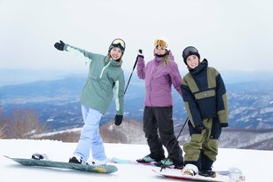 「春の女子旅」日帰りスキー場選びの最適な回答【群馬県 川場スキー場】 ここがスキー場！？  四角いビル「カワバシティ」は“滑る”だけじゃもったいない“楽しみ”空間