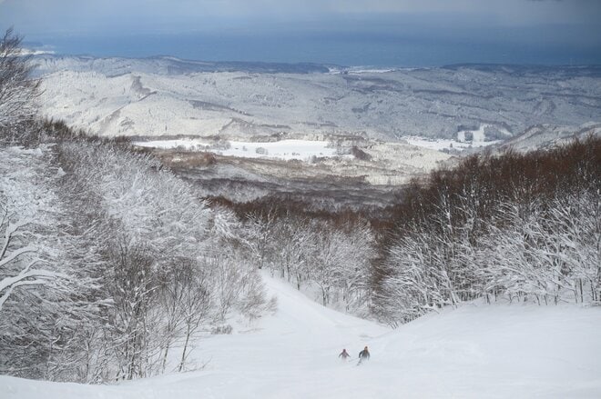 「青森スプリング・スキーリゾート」  新サービス “リゾートガイドツアー” にレジェンド・スノーボーダーと参加！  ハイク不要の “パウダースノー” 堪能レポート！【青森県鯵ヶ沢町】の画像013