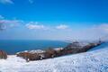 「雪景色と大海原」のありえない絶景パノラマ！  山頂から海を眺めてパウダースノーを楽しめる「北海道のスキー場」3選の画像001