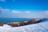 「雪景色と大海原」のありえない絶景パノラマ！  山頂から海を眺めてパウダースノーを楽しめる「北海道のスキー場」3選の画像001