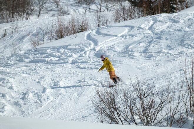 【ローカルスキー場探訪】高山村・松川渓谷、温泉街道の最高地点「ヤマボクワイルドスノーパーク」で楽しむ地形とパウダーで笑顔がノンストップ！  レトロな茶屋でほっこり気分｜長野県 2026年の画像002
