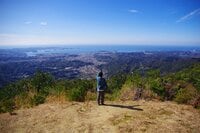 【2月は紀州で春を先取り】海と街を見下ろす「絶景の高尾山」が和歌山にある！【月めくりの低山カレンダー #02】