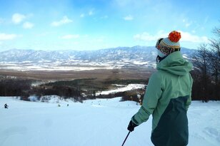 驚きの「晴天率80%」とゲレンデからの富士山の絶景！  天然雪のようなクオリティの「サンメドウズ清里スキー場」と温泉サウナ・道の駅がセットの極上日帰りプラン