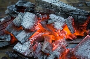 【アウトドア豆知識】BBQシーズン本番前に”これだけ”は覚えておきたい「炭の着火を成功させるコツ」