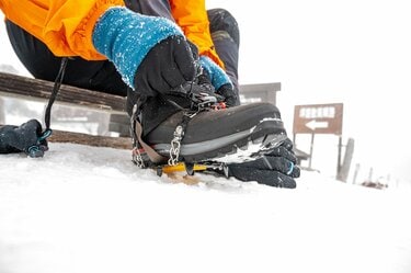 冬の低山歩きのお供に！ 汎用性の高い「エバニュー」の6本爪アイゼンに