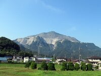 秩父盆地のシンボル「武甲山」ダイナマイトの発破音が鳴り響く“日本武尊”を祀る伝説の山