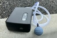 100均「ダイソー」の「1,000円エアーポンプ」 堤防釣りで使ってみた！  釣った魚が元気＆手持ちのモバイルバッテリーが使えて便利！  注意点は？