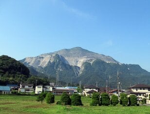 秩父盆地のシンボル「武甲山」ダイナマイトの発破音が鳴り響く“日本武尊”を祀る伝説の山