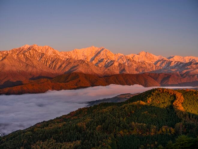 「一夜明けると雪化粧した峰々が姿を現した！」 新雪に煌めく山並みがモルゲンロートに染まる “車で行ける山頂！”   鷹狩山【北アルプス】長野県大町市・ 2025年の画像007