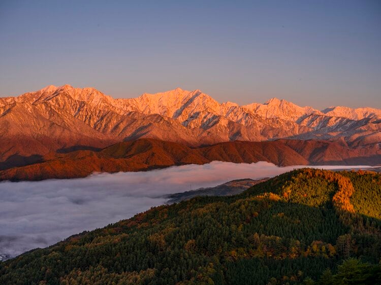 鷹狩山、北アルプスのモルゲンロート