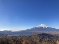 秋冬こそ映える「富士山」の眺め！  大展望の「石割山＆平尾山」天にも届く！？  長〜い石段の先には “一見の価値あり” 絶景が！「登山レポ」