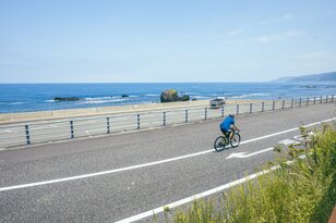 【自転車】ベストシーズン到来！「久比岐自転車道」 旧国鉄のトンネルと日本海　潮騒を感じながら “専用道” で心ほぐれるサイクリング   新潟県｜2026年