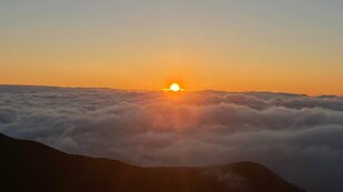 現役女子高生2人と登る「北アルプス・燕岳」【中編】 絶景「ご来光」&気がかり「おばあちゃんがいない！」 燕山荘1泊2日「登山レポ」