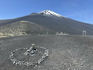 6月の「富士山」で登山！　NO遮蔽＆砂漠の絶景「二ツ塚」中腹・五合目まで「春季ハイキングバス」活用！ 「圧巻の大展望」レポート