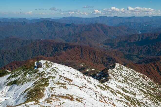 【日本百名山】「この時期だけの絶景！」雪化粧した“越後駒ヶ岳”と素晴らしい紅葉のコントラスト＆圧巻の“枝折峠”の滝雲《新潟県》2023年の画像007