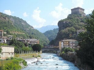 中世の美しい城に残された「幽霊伝説」と自然と一体化したアルプスの昔の暮らしに触れられる骨董市【ブーツの国の街角で vol.07「ヴェール」イタリア／ヴァッレ・ダオスタ州】