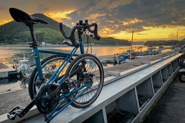 ミニベロ☆ロードバイク☆C70F5488☆20インチ☆ブルー、スタンド＆空気入れ付き、美品【浜村鹿野温泉ICから3分 買取本舗 宮本リサイクル 営業時間9～19時 定休日水曜のみ←連絡できませんm(_ _)m】 ロードバイク “あきらめ組” も納得の精度＆乗り心地！ メイドイン讃岐