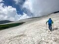 【バックカントリー】「赤岳」の雪渓でサマースキー！ シーズン滑り納めへ 「幻の道路計画・大雪横断道路」北海道・2022年の画像004