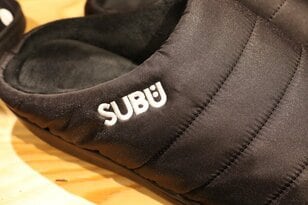 【ショップ店員に聞く！ イチ推しアウトドアギア】ふわふわで暖かさバツグン！「SUBU」冬用サンダル・定番＆難燃の2タイプ〈アルペントーキョー vol.22〉