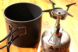 【ショップ店員に聞く！ イチ推しアウトドアギア】コンパクト収納＆使えるサイズ感がちょうどいい！  SOTOのバーナー＋クッカーセット〈アルペントーキョー vol.9〉