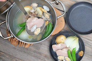 キャンプでホッと温まる、塩豚とあさりのポトフ【季節の外ごはん vol.３】